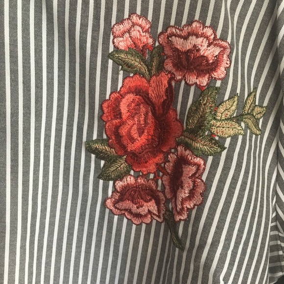 ✨NWT✨ Pretty Striped Bell Sleeve Embroidered Top - Picture 3 of 7